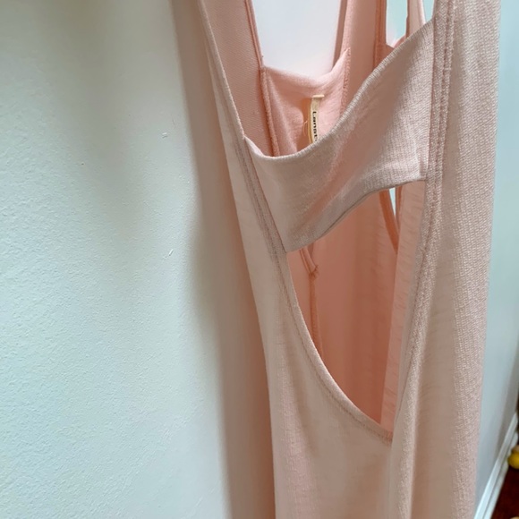 Light pink size medium maxi dress low cut, open back, open side.Brand new no tag - Picture 4 of 10